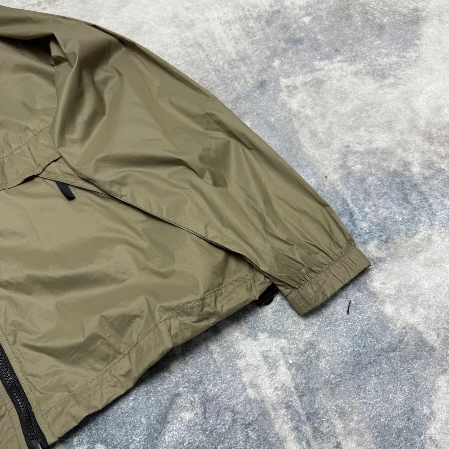 COACH solid color hooded lightweight outdoor men's jacket is a super lightweight sun protection jacket. The whole piece of clothing only weighs 3 grams. The upper body is as thin as a cicada's wings. The entire fabric is soft and has excellent skin fit. The upper body has a cool feeling, so even in the hot summer, it will not feel sticky or uncomfortable. The trading company ships the cabinets from the same fabric. There are only a few hundred pieces in this batch, so they are high quality. The fabric is a dark plaid fabric with a dark luster and texture. With a certain water-repellent design, it can well meet the needs of various scenes, whether commuting or outdoors. The zipper with Koujia letters is very smooth no matter how you pull it. The three-dimensional cut and split version makes the upper body very energetic, and the back is a separate version, which can better wick away sweat and ventilate. The Khaki color is casual Versatile, no matter how you wear it, you can't go wrong. The shopkeeper keeps the money for himself, no more misses. Absolutely good stuff! 🤗🤗🤗 Color: Khaki Size: M-XXL Size M: Length 69CM, bust 124CM, shoulder sleeves 79CM (reference weight: 115-135 catties) L size: length 71CM, bust 128CM, shoulder sleeves 81CM (reference weight: 135-150 catties) XL size: length 73CM, bust 132CM Shoulder sleeves 83CM (reference weight: 150-165 catties) XXL size: length 75CM, bust 136CM shoulder sleeves 85CM (reference weight: 165-180 catties)